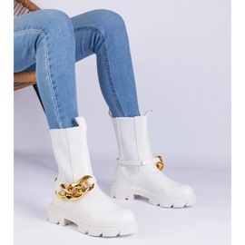Botas brancas de tornozelo decorado com uma corrente enorme branco 1 Botas brancas de tornozelo decorado com uma corrente enorme branco 1