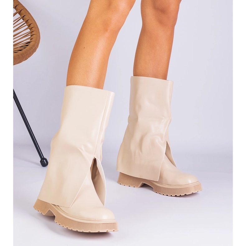 Botas bege com uma parte superior dobrada 1