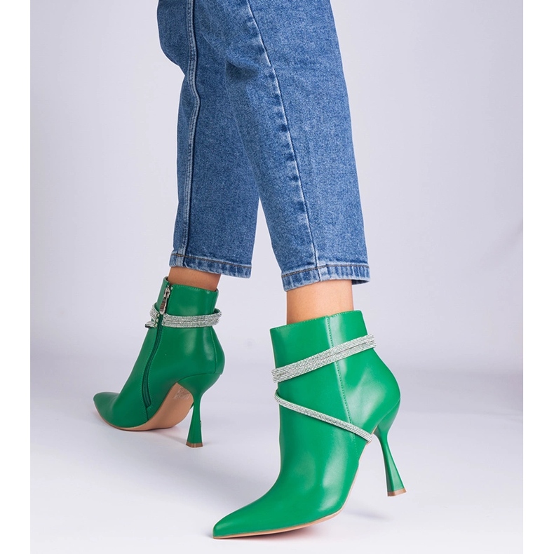 Botas verdes em um salto alto decorado com zircões 1