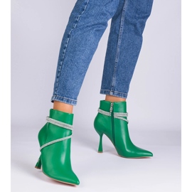 Botas verdes em um salto alto decorado com zircões 2