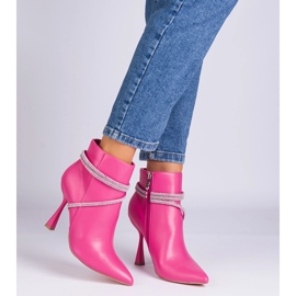 Botas rosa em um salto alto decorado com zircões 1 Botas rosa em um salto alto decorado com zircões 1