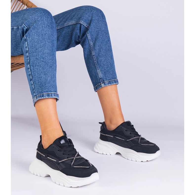 Tênis de mulheres negras decoradas com uma corda de zircão preto 1