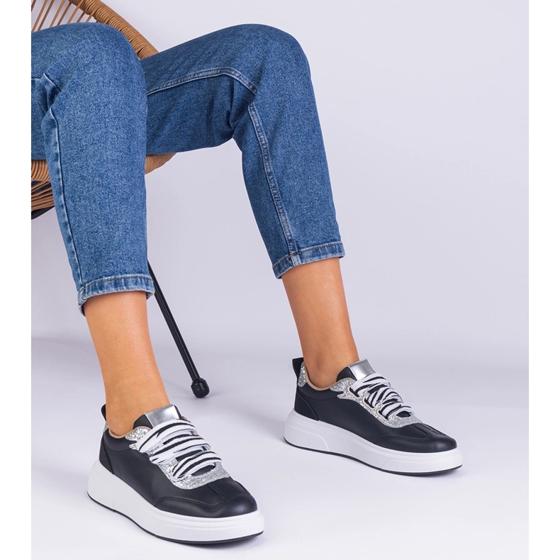 Tênis de mulheres negras decoradas com glitter preto 1