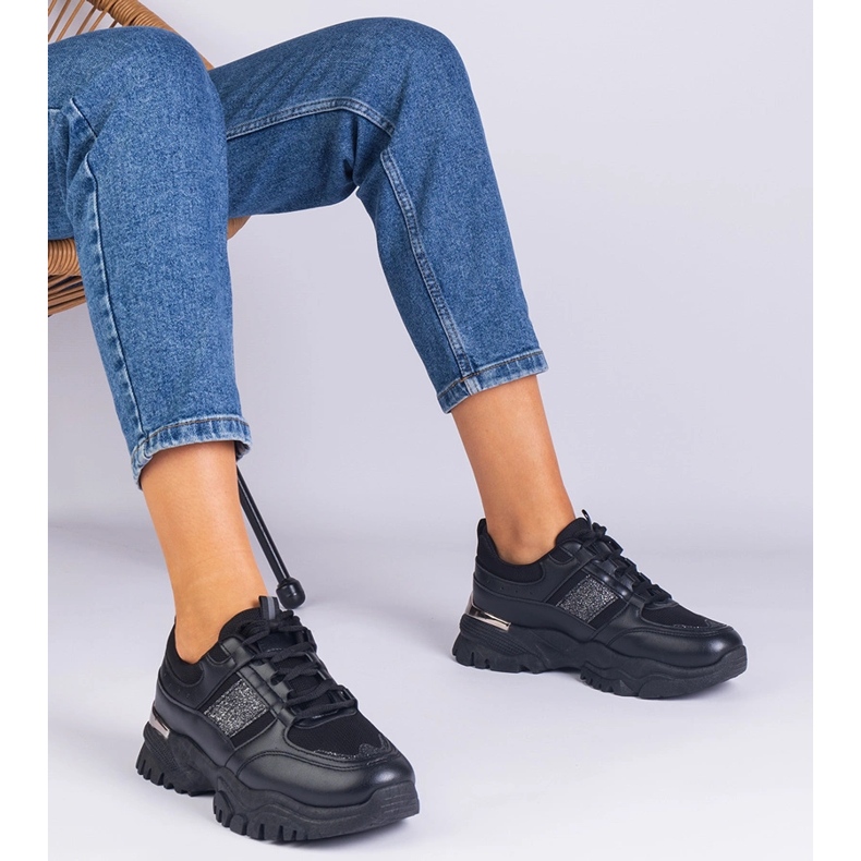 Tênis de mulheres negras decoradas com glitter preto 1