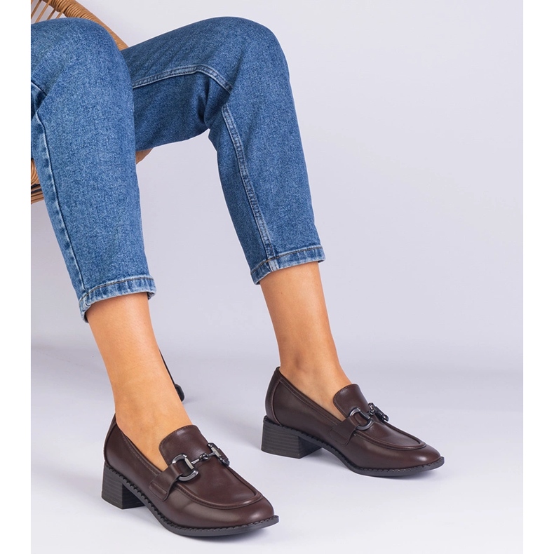 Bombas marrons no poste com uma decoração metálica marrom 1