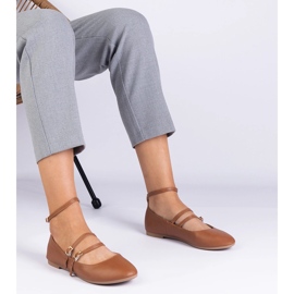 Ballerinas marrons feitas de eco -Leather com fivelas marrom 1