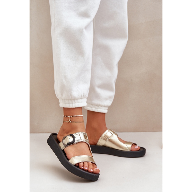 Flipers de couro feminino na plataforma Zazoo 3024 Zloty dourado 2