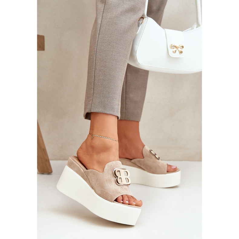 Slippers na plataforma e cunhas com ornamento bege 2