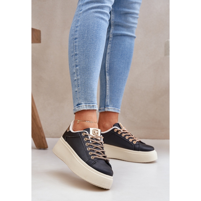 Tênis em uma plataforma com cadarços decorativos pretos 1 Tênis em uma plataforma com cadarços decorativos pretos 1