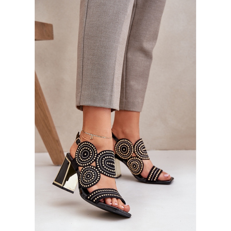 Sandálias decoradas no poste preto 2