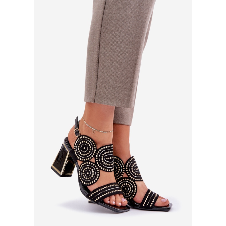 Sandálias decoradas no poste preto 1