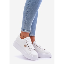 Tênis de couro ECO em uma plataforma com um detalhe dourado branco 1