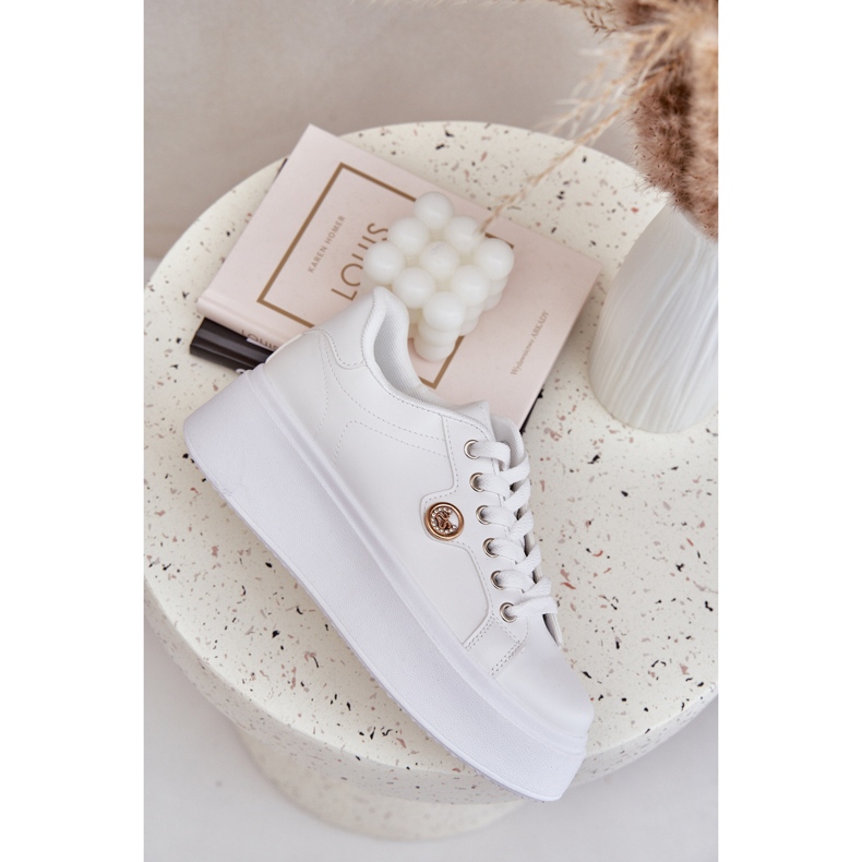 Tênis de couro ECO em uma plataforma com um detalhe dourado branco 2