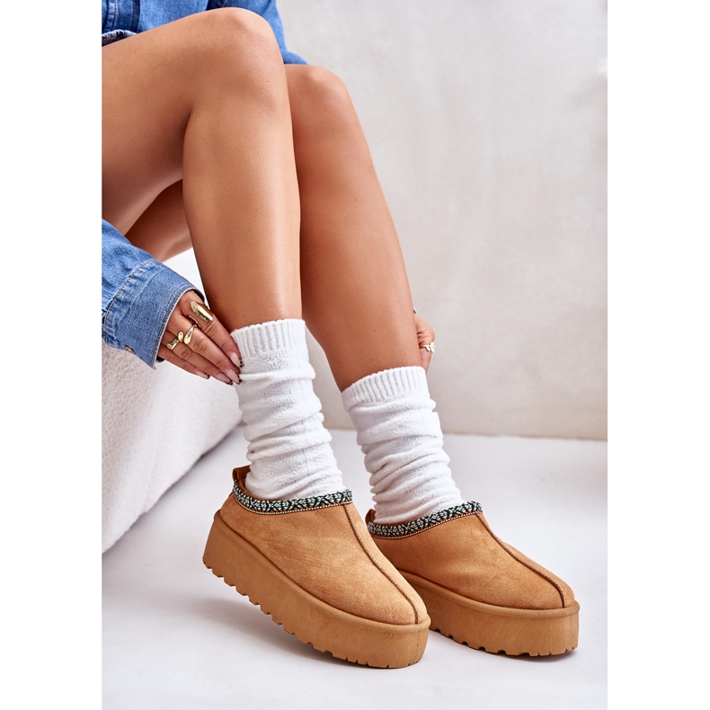 Chinelos femininos na plataforma com bordado de camelo bege 5