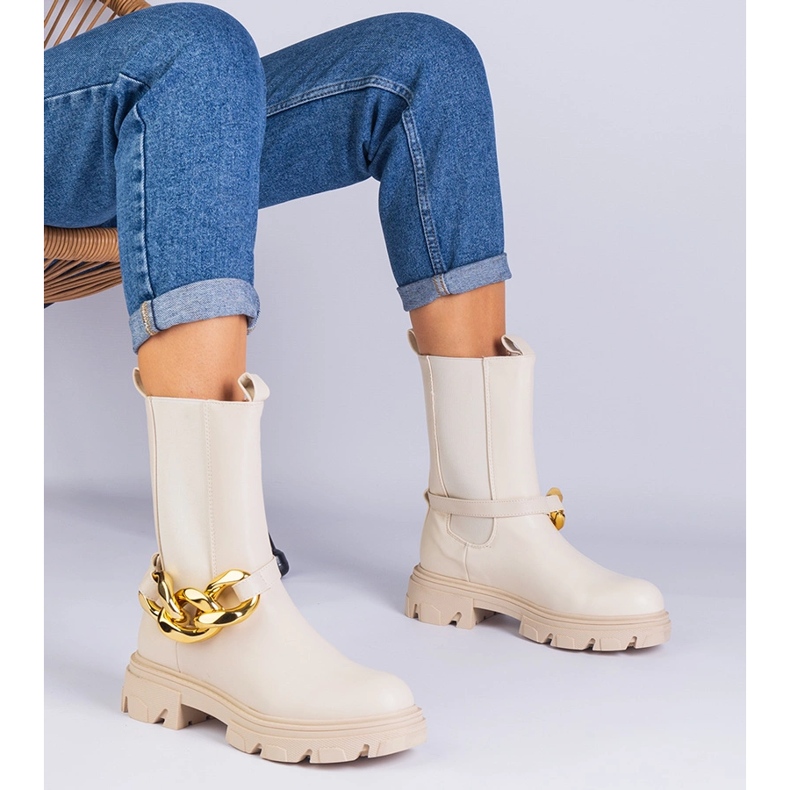 Botas bege de tornozelo decoradas com uma corrente enorme 1