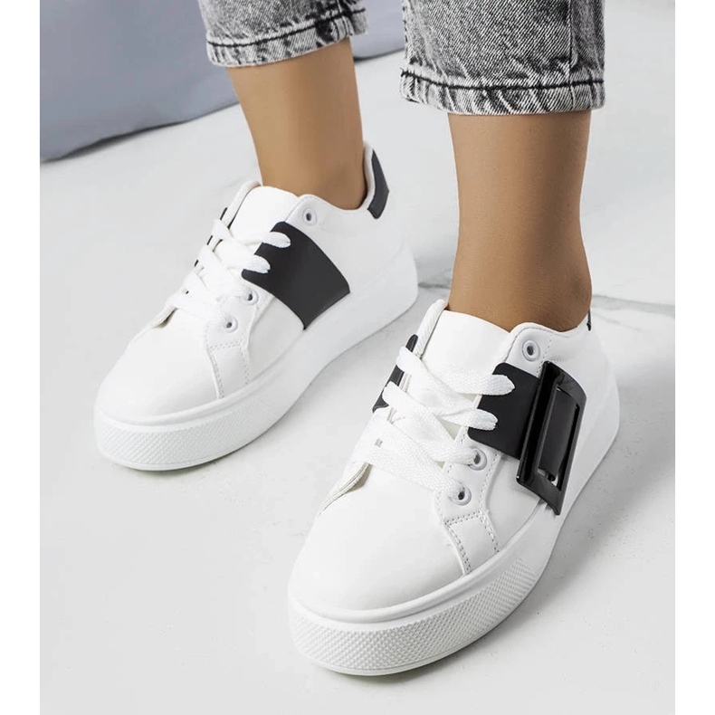 D/GMR Tênis branco decorado com fivela Toni preta 1