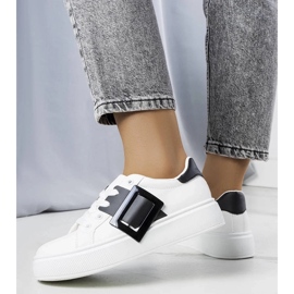 D/GMR Tênis branco decorado com fivela Toni preta 2 D/GMR Tênis branco decorado com fivela Toni preta 2