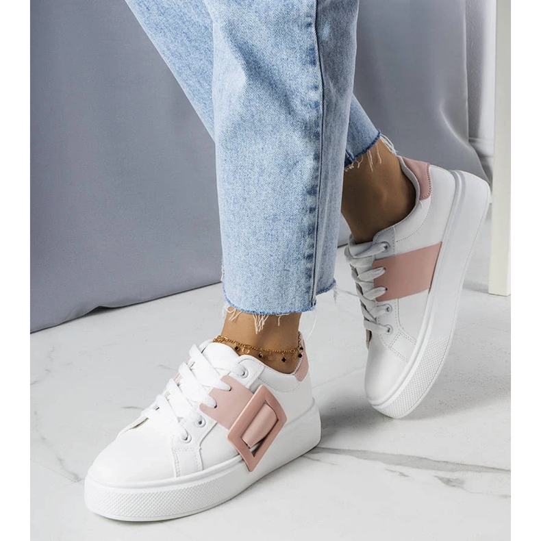 D/GMR Tênis branco decorado com fivela Toni rosa 1 D/GMR Tênis branco decorado com fivela Toni rosa 1