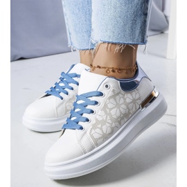 D/GMR Sapatos brancos e azuis decorados com perfurações da Erin 1