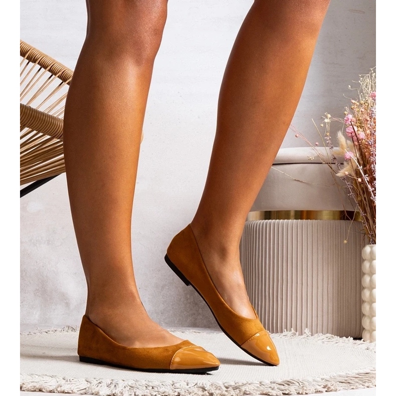 D/GMR Ballerinas femininas de camelo feminino com nariz envernizado em Thibault Spitz castanho 1