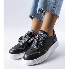 D/GMR Tênis pretos amarrados com uma fita de pryor 1