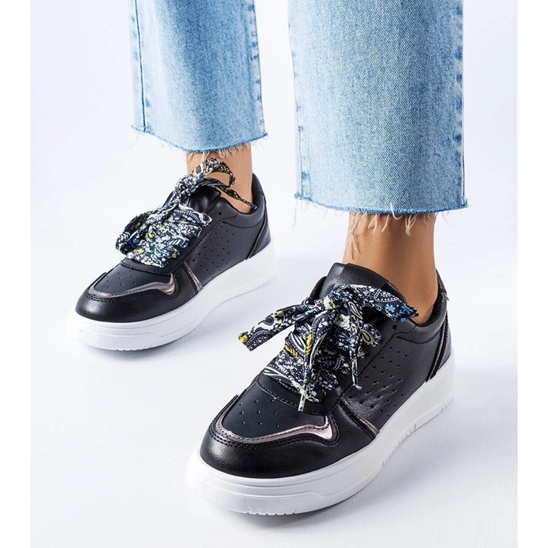 D/GMR Tênis pretos amarrados com uma fita de pryor 2