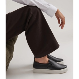 Tênis slip-on preto Towns com aberturas 2