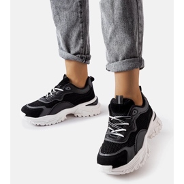 D/GMR Tênis preto com banda de rodagem visível da Rosita 1 D/GMR Tênis preto com banda de rodagem visível da Rosita 1