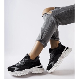 D/GMR Tênis preto com banda de rodagem visível da Rosita 2 D/GMR Tênis preto com banda de rodagem visível da Rosita 2