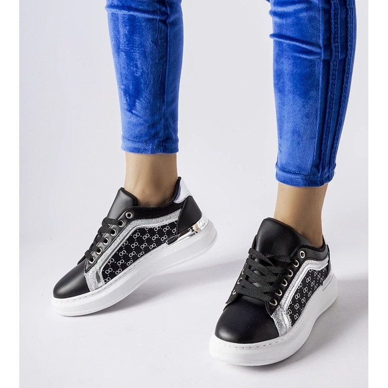 D/GMR Tênis preto com decoração Leo prateada 1 D/GMR Tênis preto com decoração Leo prateada 1