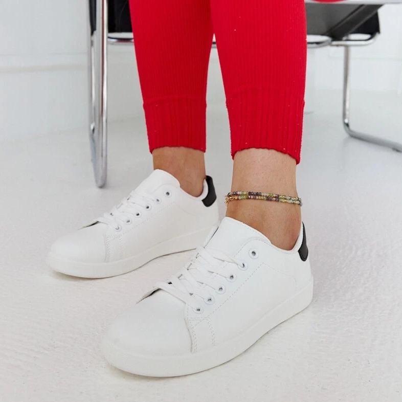 D/GMR Tênis brancos na plataforma Birikti com um elemento preto 2 D/GMR Tênis brancos na plataforma Birikti com um elemento preto 2