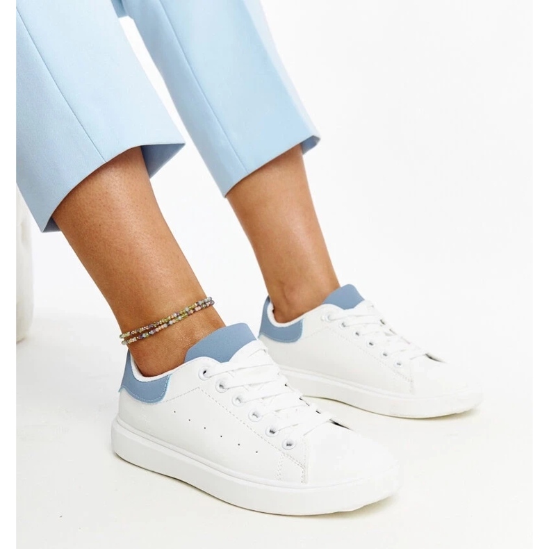 D/GMR Tênis brancos e azuis na plataforma Ariam 2