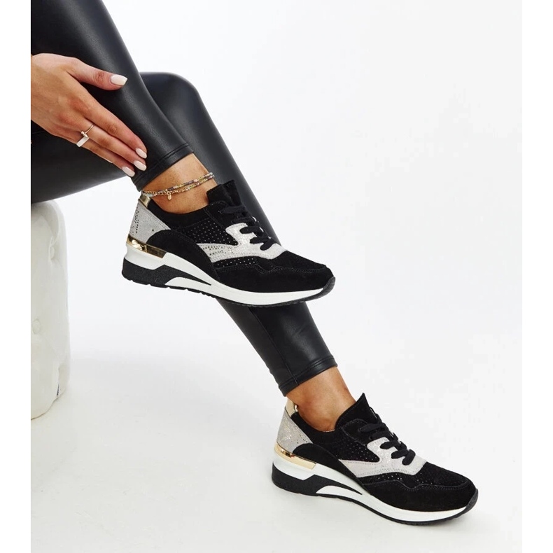 Tênis de couro preto na cunha Manfrin 2