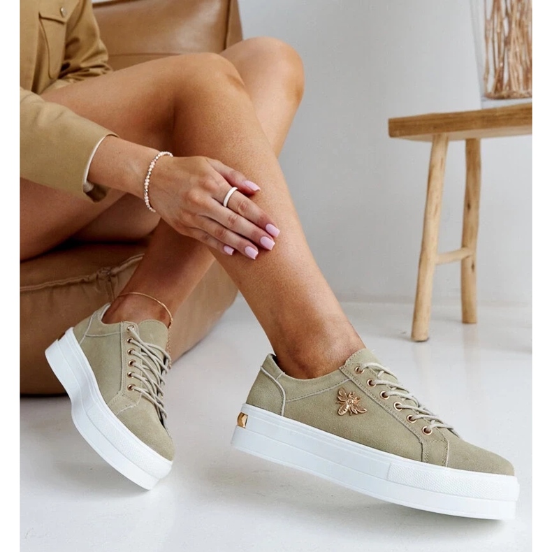 Tênis de couro verde na sola grossa de mikka 2