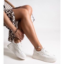 Tênis de couro bege em uma sola grossa 2