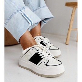 Tênis de couro branco e branco na sola grossa de Abrar 1