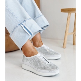 Tênis de couro prateado na plataforma Amana prata 1