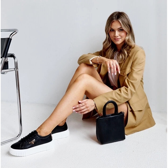 Tênis de couro preto na sola grossa Attia 2