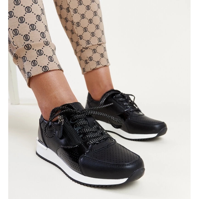 Tênis de couro preto com inserção de metal Rida 2