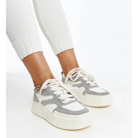 Tênis de couro cinza-branco em uma sola grossa de Kawthar 2