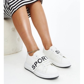 Tênis brancos na plataforma Ayna 1