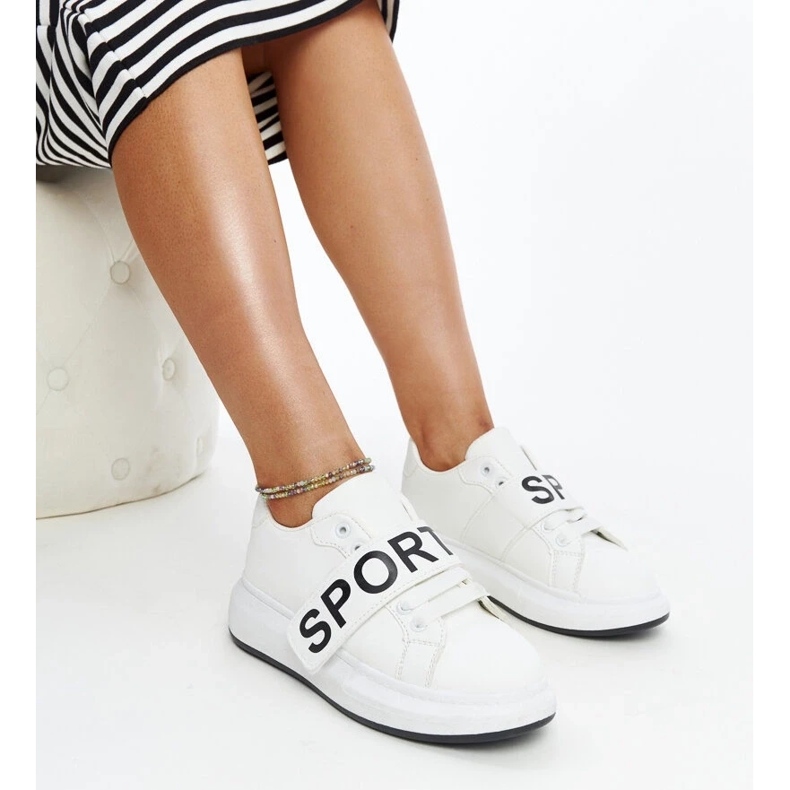 Tênis brancos na plataforma Ayna 1