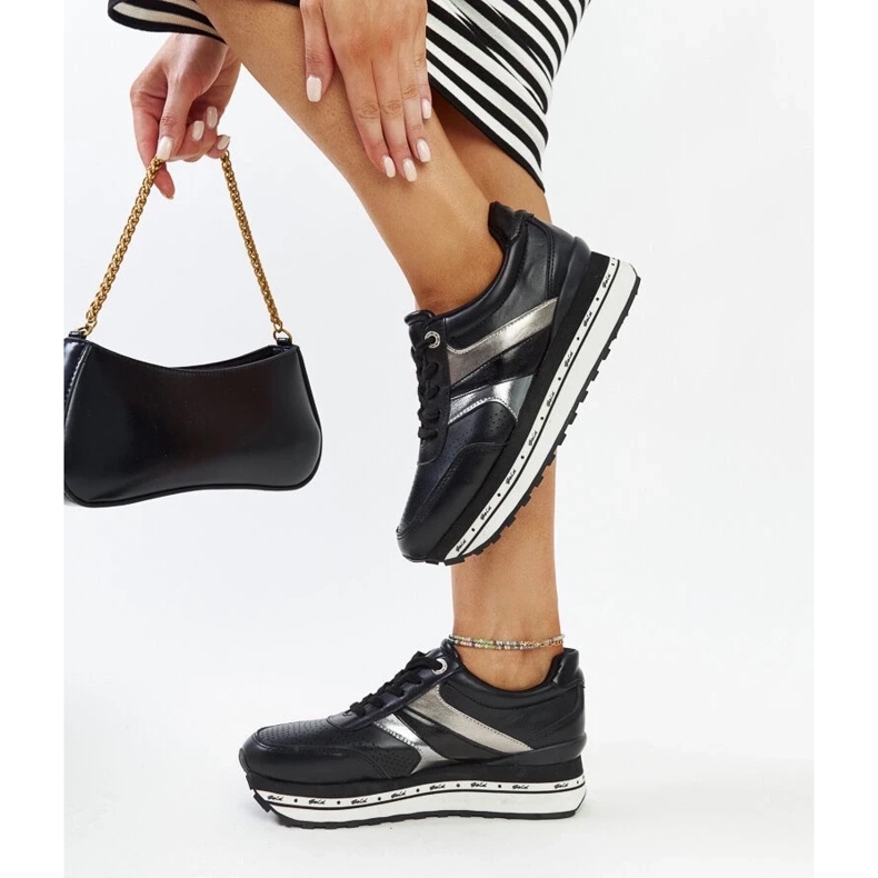 Tênis negros na sola alta de Mehari preto 2