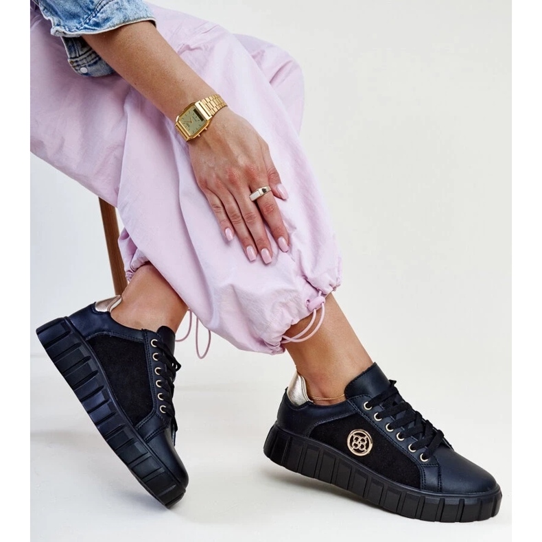 Tênis de couro preto com sola Viera maciça 2