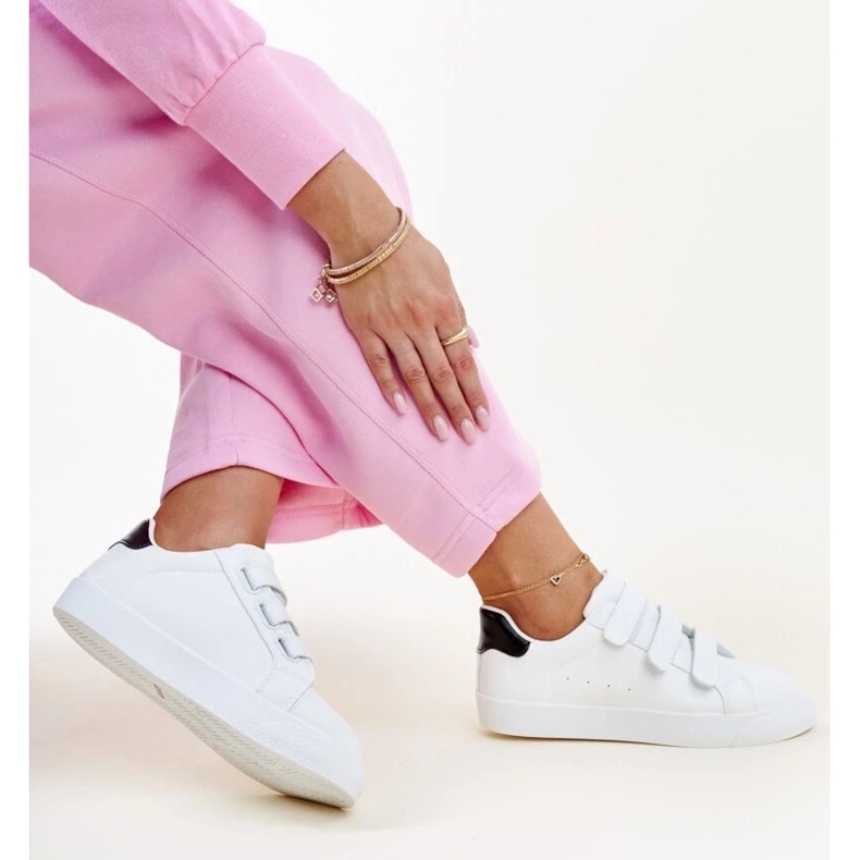 Tênis de velcro branco e preto da Samala 2