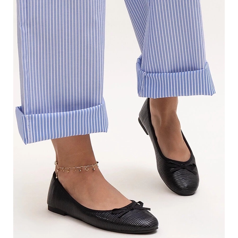 Sapatilhas pretas com laço e inserção de couro da Rosaly preto 1