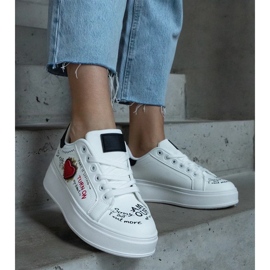 D/CEO Tênis branco decorado com patch e inscrições na plataforma Etara 2