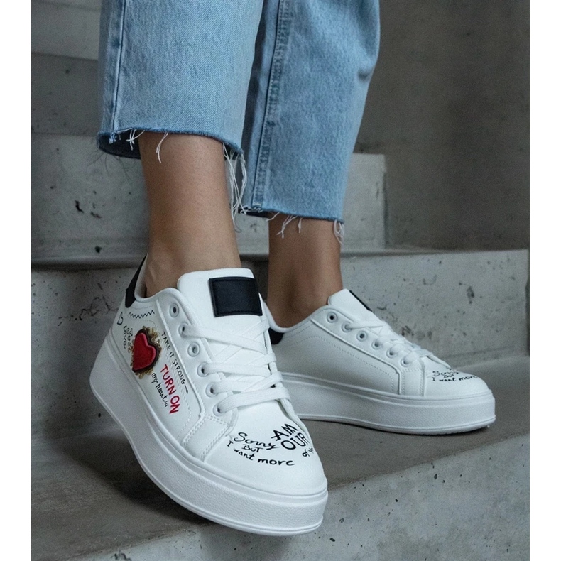 D/CEO Tênis branco decorado com patch e inscrições na plataforma Etara 2