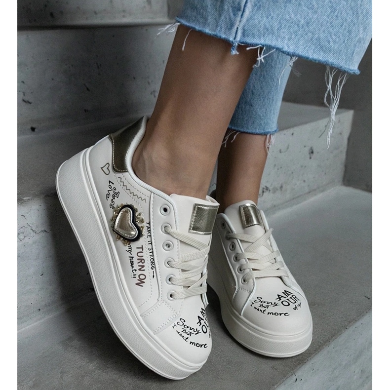 D/CEO Tênis bege decorado com patch e inscrições na plataforma Etara 2