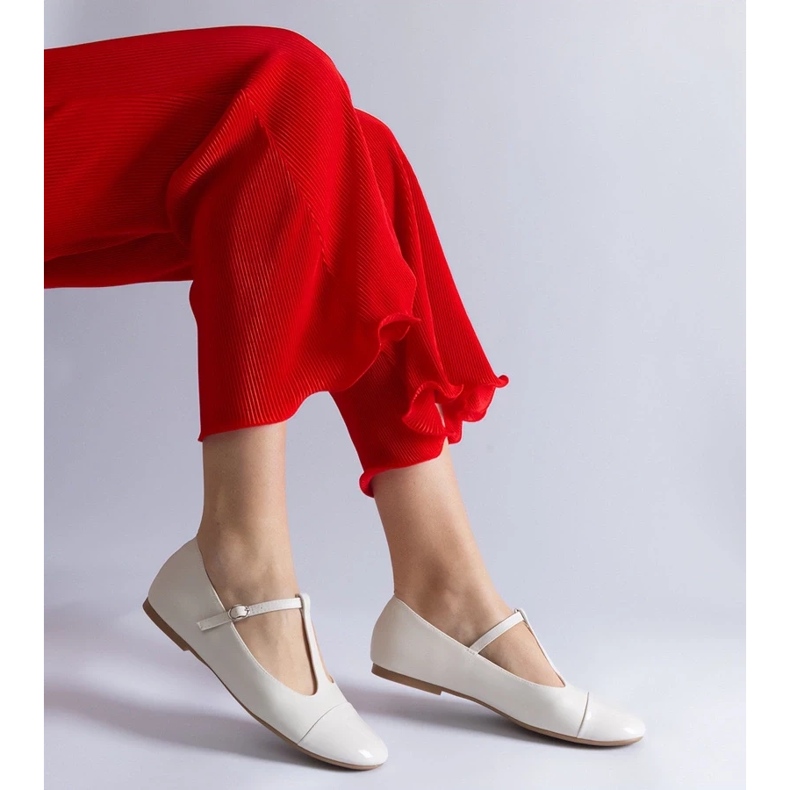 D/CEO Sapatilhas brancas com biqueira envernizada, fechadas com fivela Gloriana branco 2 D/CEO Sapatilhas brancas com biqueira envernizada, fechadas com fivela Gloriana branco 2